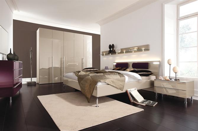 Phòng ngủ đem đến cảm giác thư thái cho người dùng nhờ sử dụng những gam màu trầm và sáng đan xen
